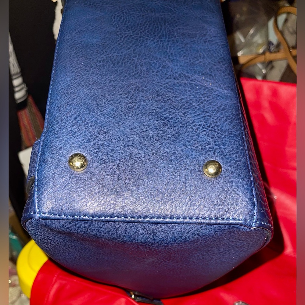 Dasein Large Blue Alligator Embossed Hand/Shoulder Bag with Matching Wristlet. - Picture 9 of 16